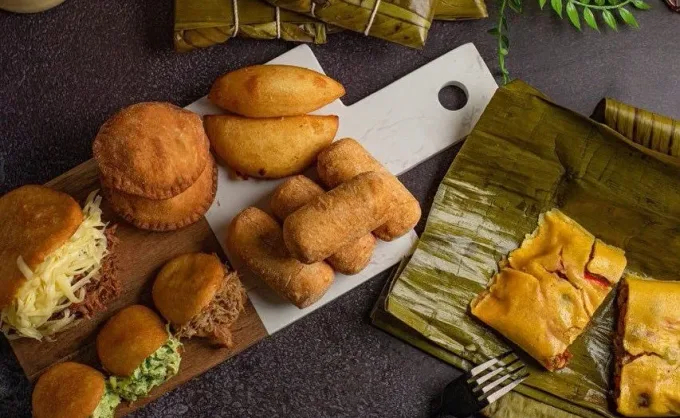¿Navidad con sabor internacional? Aquí 3 opciones de restaurantes con menú navideño para llevar: auténtica sazón griega, libanesa y venezolana - Internacional, Nuevo León