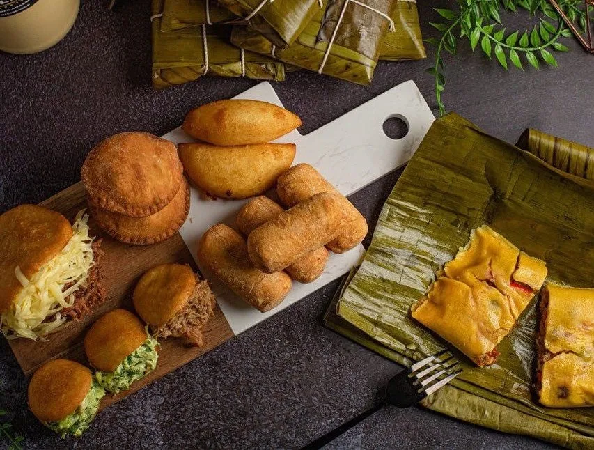 ¿Navidad con sabor internacional? Aquí 3 opciones de restaurantes con menú navideño para llevar: auténtica sazón griega, libanesa y venezolana