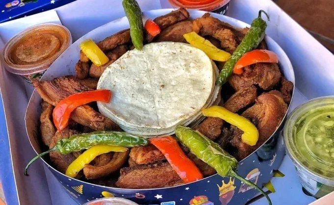 Hay dos Roscas de Reyes con chicharrón de La Ramos: la ya tradicional Chicharrosca y la Rosca de Reyes de la Lety pero con mazapán y chicharrón encima