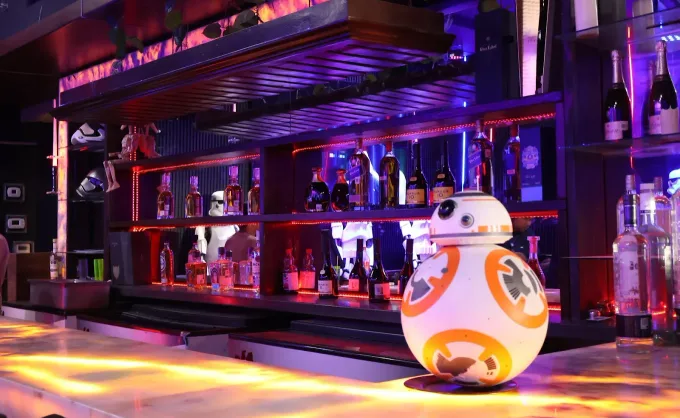 Comida italiana, cortes de carne, personajes en tamaño real, ambiente familiar y sables de luz: The Dark Side, el restaurante temático de Star Wars en MTY - Único, Nuevo León