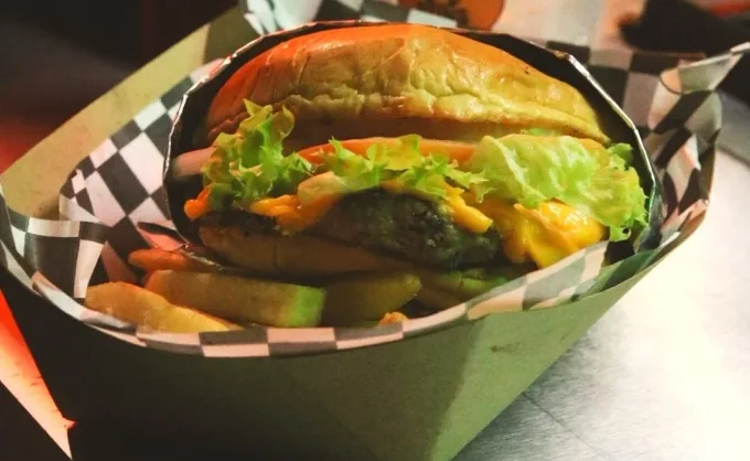 ¿Halloween en enero? ¡Sí! Hay un local de hamburguesas en zona Tec que festeja Halloween todo el año: inflables, decoración alusiva, hambuuurguesas y malteadas - Único, Nuevo León