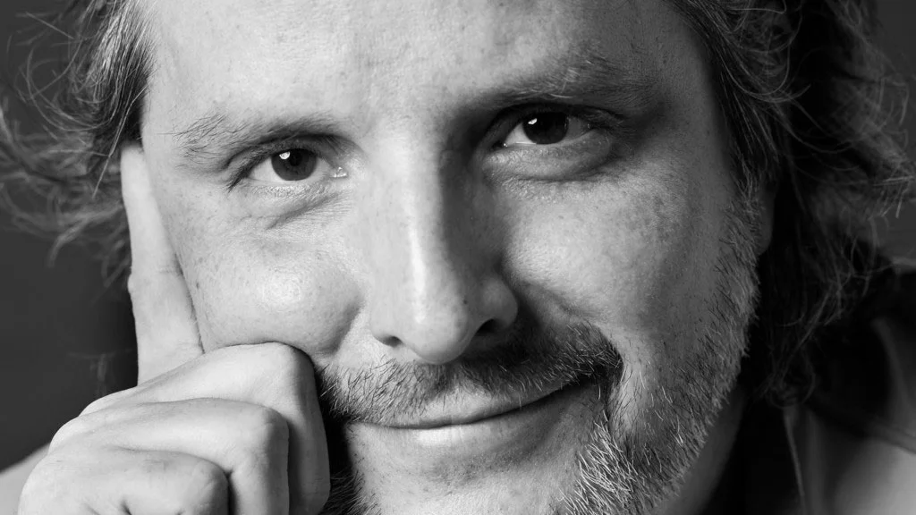 Carlos Leal: El arte de emprender con pasión, cómo transformó el mezcal en un trabajo envidiable
