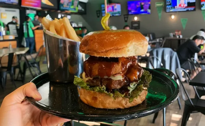 ¿Listos para la jornada deportiva? Aquí 3 sports bar con ambiente 100% familiar para ver la NFL y el fútbol: Strikers Sports Joint, Colton's y La Forta