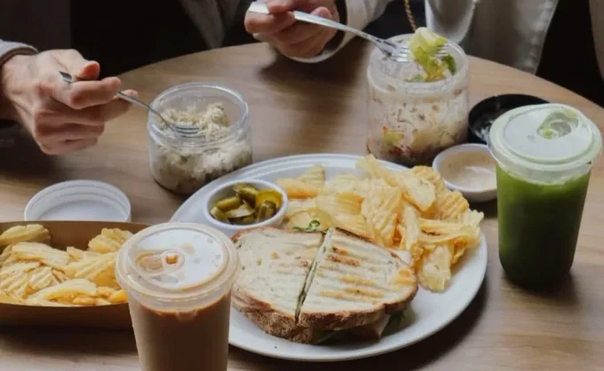 Novedades. Continúa la fascinación por el café y las bebidas preparadas. Aquí  las aperturas recientes en SPG y MTY: Roseta, Road and Roast y Zen Coffee - San Pedro, Nuevo León