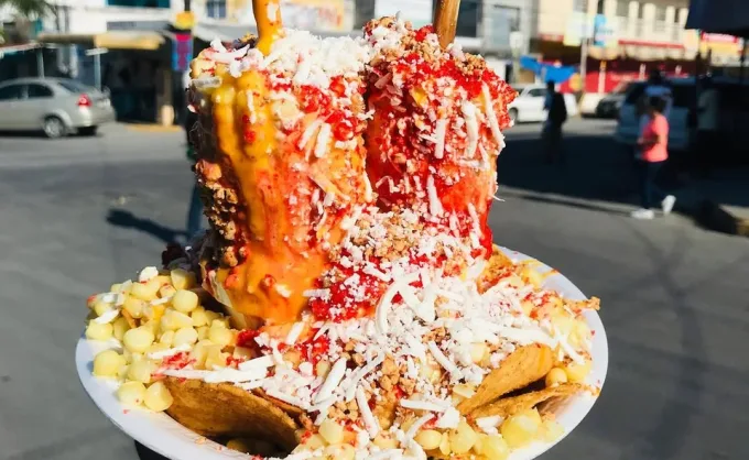 Volcanes: la botana que combina el elote preparado en vaso con una charola rodeada de papas, conchitas o tostitos. Aquí 5 opciones en Guadalupe