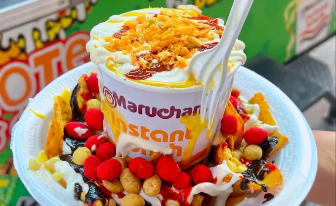 Para saciar el antojo y calentarse en el frío, aquí 3 opciones en San Nicolás que ofrecen elote preparado con Maruchan: sopa instantánea, aderezos y toppings 
