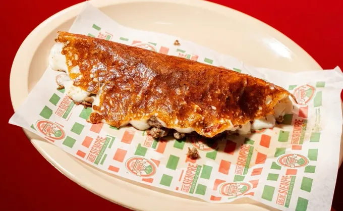 Puedes seguir la dieta incluso en puestos taqueros. Tacos en costra de queso: la opción keto que ya está disponible en lugares icónicos de Nuevo León