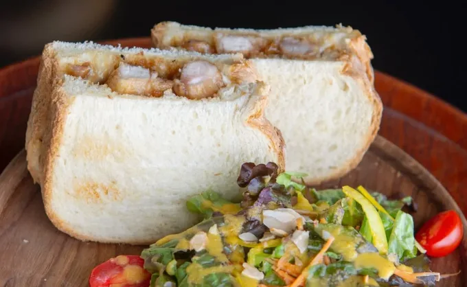 Casi todos los lugares japoneses de NL ofrecen sushi, pero no todos tienen sando: un sándwich suave relleno de huevo o cerdo. Aquí 3 opciones en SP y MTY
