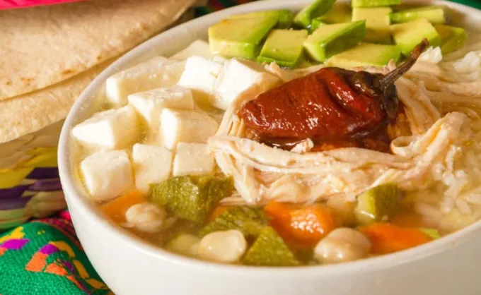 ¿Qué se te antoja cuando hace frío? Nuestros lectores respondieron: caldo tlalpeño. Aquí 7 restaurantes clásicos que ofrecen este platillo
