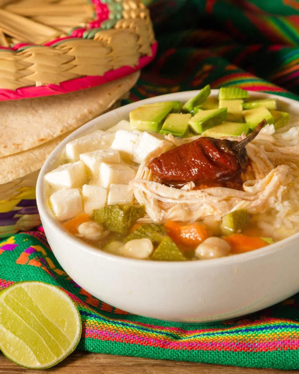 Siete clásicos que ofrecen caldo tlalpeño en SPG y MTY