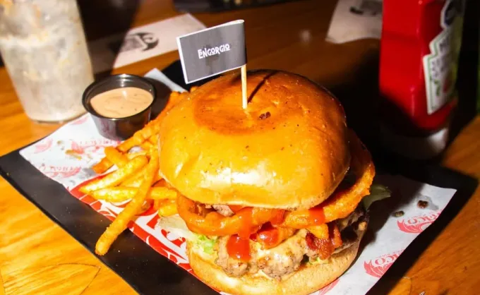 Draco Wings & Ribs: el restaurante temático de Harry Potter en el Centro de Monterrey. Comfort food, platillos de la saga, capas, pociones y pantallas - Único, Nuevo León