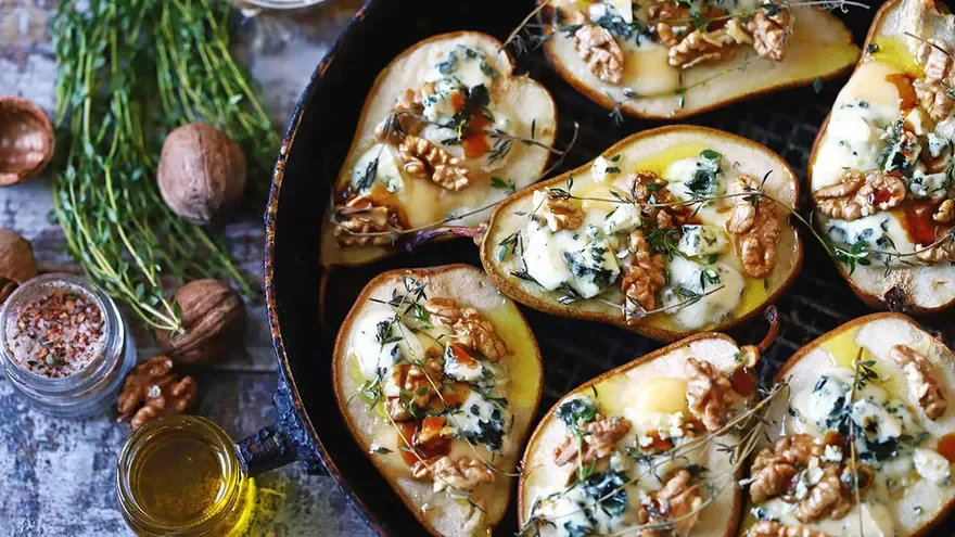 Ensalada de coles de Bruselas, Pera asada con queso azul y Crema de zanahoria rostizada: 3 entremeses al estilo Mamá de Rocco para acompañar tus comidas
