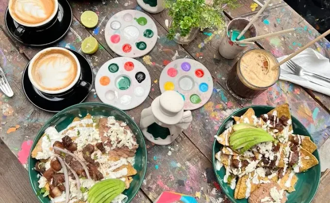 Infografía. Cafés independientes de NL. Aquí 7 opciones en las que el café se fusiona con la pintura y el arte: lattes, lienzos, sándwiches y pinceles
