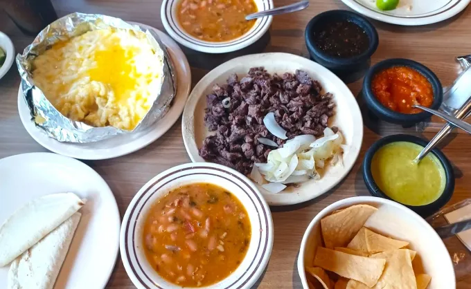 ¿Sabías que los frijoles charros, ese complemento básico de las parrilladas, nacieron como un platillo improvisado? Aquí 5 recomendaciones que los ofrecen 