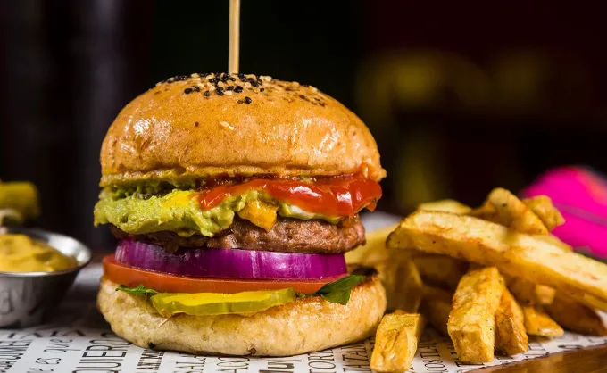 En tendencia: la comfort food no excluye a los vegetales. Aquí 5 lugares en MTY cuya carne de hamburguesa está preparada a base de plantas, frijol, garbanzo o soya