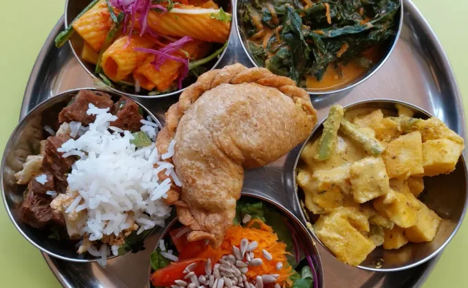 La comida vegana también tiene propuestas creativas. Aquí 3 opciones en Barrio Antiguo: buffet con comida india, comfort food, y platos con fusión asiático-mexicana 