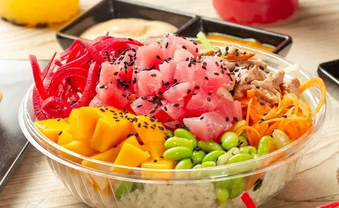 Infografía. El poke bowl: una ensalada fresca y ligera que combina vegetales y semillas con el pescado. Aquí 7 opciones en MTY y SPG para armar un poke a tu gusto