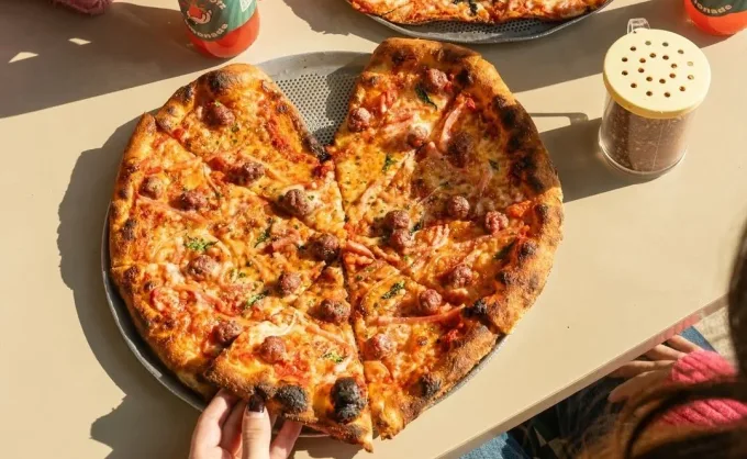 9/02 Día de la pizza. La pizza en forma de corazón se ha vuelto un clásico de San Valentín. Aquí 13 restaurantes que la ofrecen para celebrar el Día del Amor - Italiano y pizza, Nuevo León