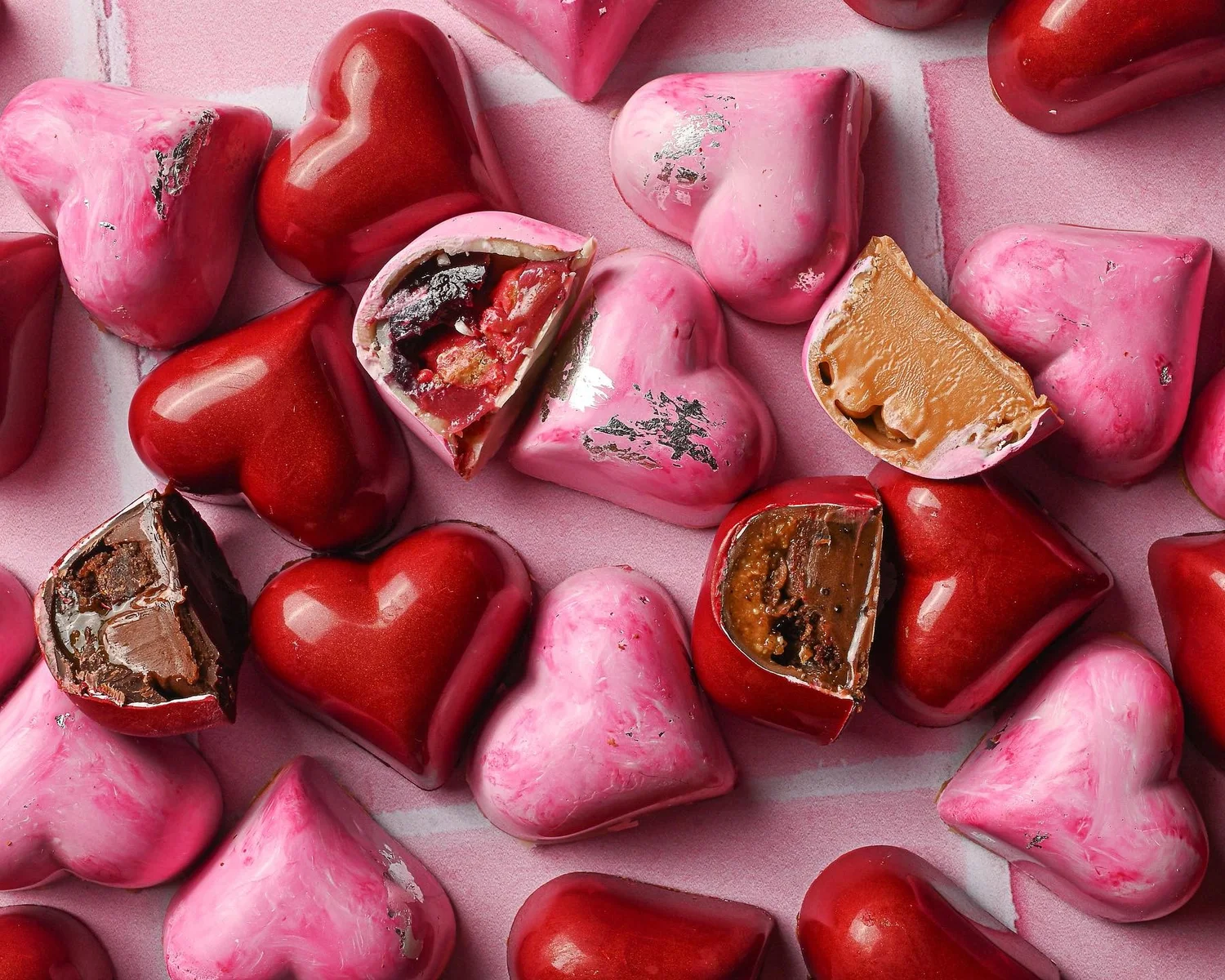 Desde el siglo XX, el chocolate se regala como muestra de amor. Aquí 7 opciones para conseguir este clásico dulce en forma de corazón y con diferentes rellenos