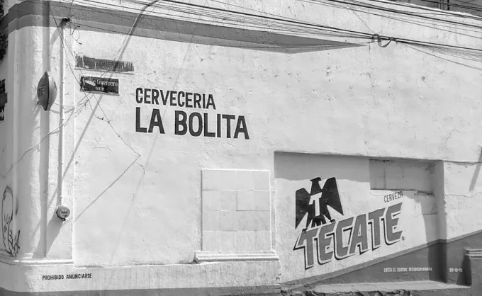 Ruta de cantinas. La Bolita: desde 1920, cervezas y caguamas baratas, ambiente bohemio y frescos realizados a mano que nadie sabe quién pintó