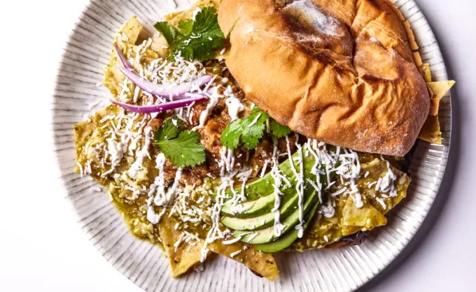 Un desayuno que combina lo suave del pan con lo crujiente de la tortilla: la Torta de chilaquiles en salsa verde de Corazón Corazón ya es "Platillo Icónico de NL"