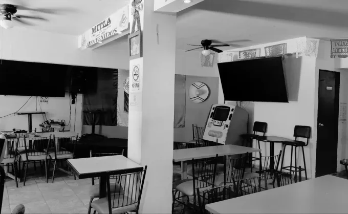 Ruta de cantinas. Mitla Bar: desde 1968, las mejores pláticas con Pocholo, con rockola y karaoke a partir de las 6 p.m. y un guiso nuevo todos los miércoles