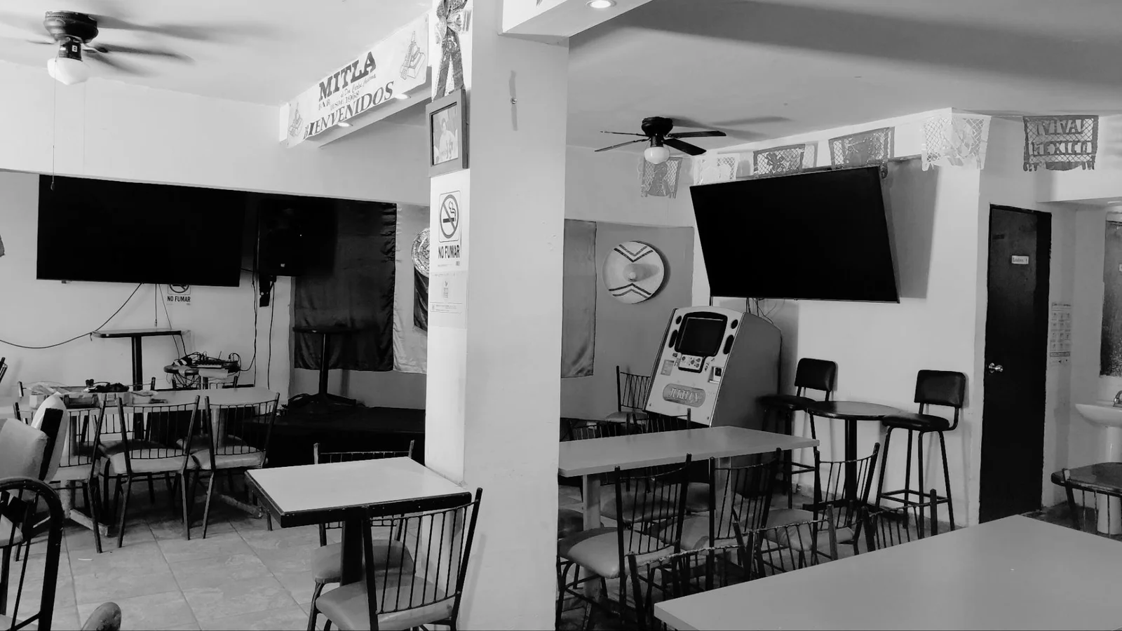 Ruta de cantinas. Mitla Bar: desde 1968, las mejores pláticas con Pocholo, con rockola y karaoke a partir de las 6 p.m. y un guiso nuevo todos los miércoles