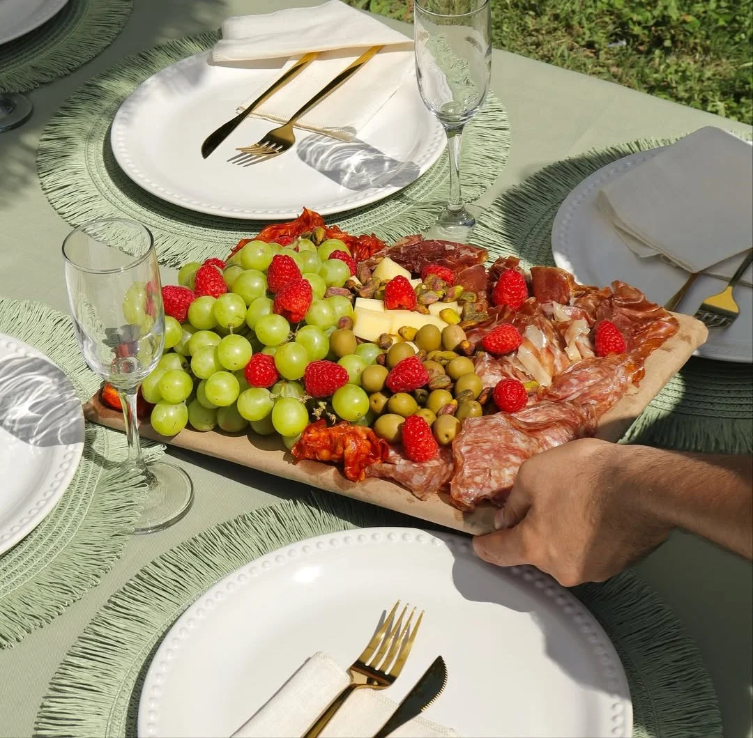 'Picnic date': un plan diferente y más íntimo para pasar San Valentín con tus amigas o pareja. Aquí 6 opciones con paquetes para organizar tu propio picnic 