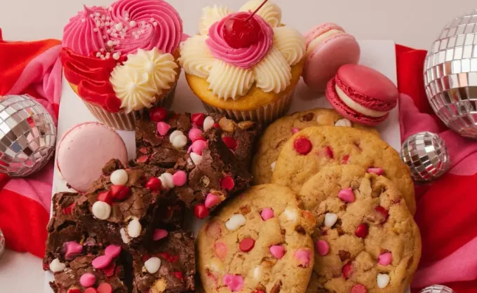 ¿Y si mejor regalas un postre? Aquí 5 opciones sobre pedido con pasteles decorados, brownies en forma de corazón y cupcakes temáticos para entregar en San Valentín - San Nicolás, Nuevo León