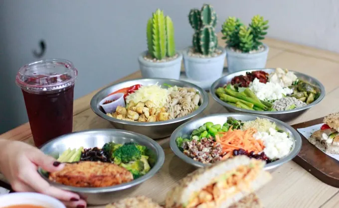 Siete barras de ensaladas self-serve en MTY, SPG y APO