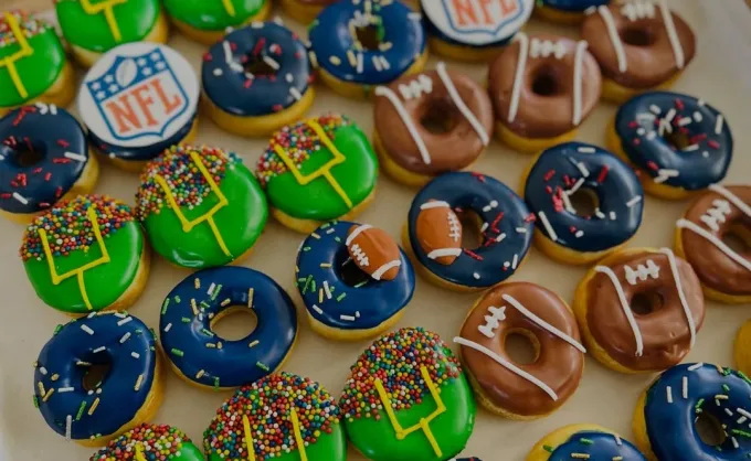 Alitas, boneless, botana, cervezas... ¿y el postre? Aquí 3 opciones de postres temáticos para llevar a tu reunión del Súper Bowl: donas, brownies, cupcakes