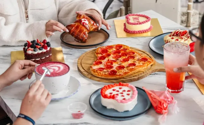 El Día del Amor y la Amistad es el pretexto perfecto para "sacar el plan del chat". Aquí 5 cafeterías con ambiente festivo en MTY y SPG para una cita entre amigas