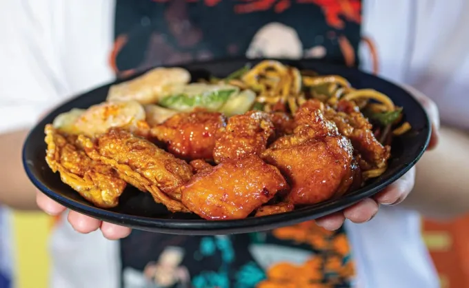 Novedades. 3 aperturas recientes con diferentes propuestas: sazón coreana con karaoke incluido, comidas corridas y ensaladas, y buffet oriental estilo callejero