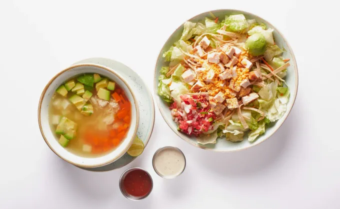 Por ser un clásico, la ensalada Santa Fe spicy junto con el Caldo tlalpeño de Super Salads ya son reconocidos como "Platillo Icónico de Nuevo León"