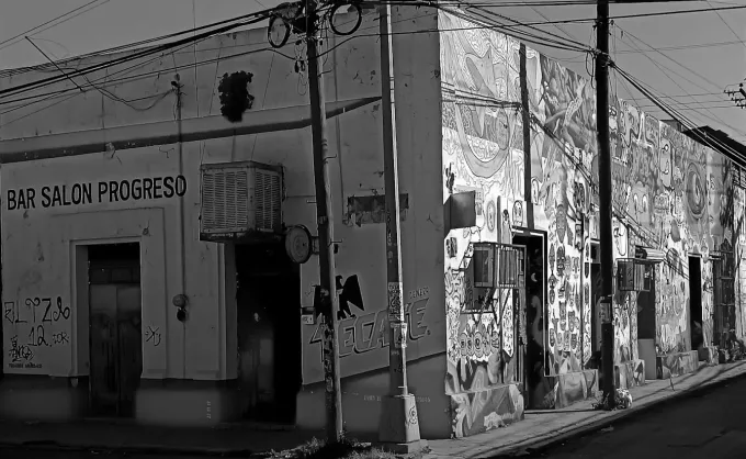 Ruta de cantinas. Bar Salón Progreso: desde los 20, ambiente bohemio, cheve helada, en la tarde hay tocadas y open mics, y según el dueño fue visitada por Tin-Tan
