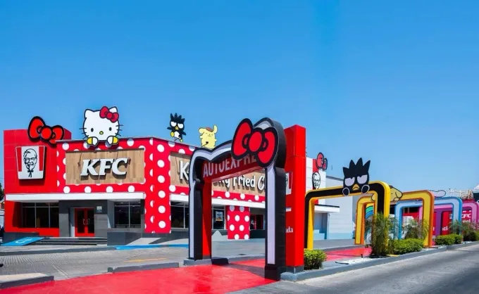 KFC se viste de Hello Kitty and Friends: tapices de los personajes, luces led y hasta autoservicio temático. ¿Será una nueva forma de colaboración entre marcas?