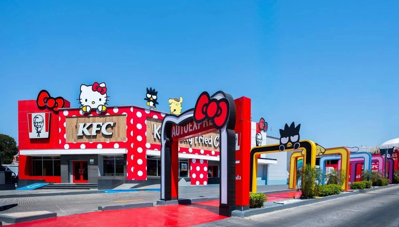 KFC se viste de Hello Kitty and Friends: tapices de los personajes, luces led y hasta autoservicio temático. ¿Será una nueva forma de colaboración entre marcas?
