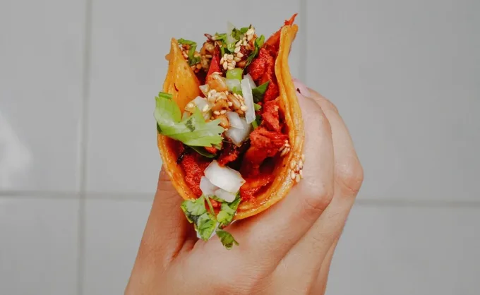 ¿Tacos con copia? No es para que te llenes o por si te gusta, es una técnica de cocina y a los taqueros de alta investidura hasta les molesta que la separes...