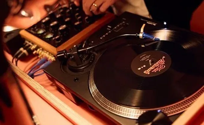 Primavera Groovy: el evento en Café Hormiga y Jardín Puercoespín que mezcla el house, los vinilos, el café, el diseño industrial y los libros el sábado 21 de marzo