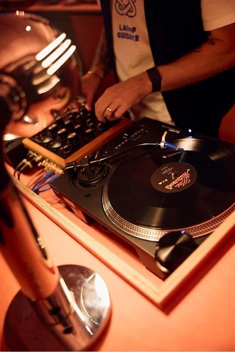 Primavera Groovy: el evento en Café Hormiga y Jardín Puercoespín que mezcla el house, los vinilos, el café, el diseño industrial y los libros el sábado 21 de marzo