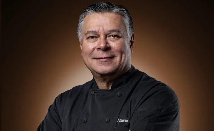Conoce al chef Toño Márquez: uno de los primeros en traer a NL platillos innovadores de mariscos con fusión de sabores, 40 años de trayectoria y diploma Cordon Bleu
