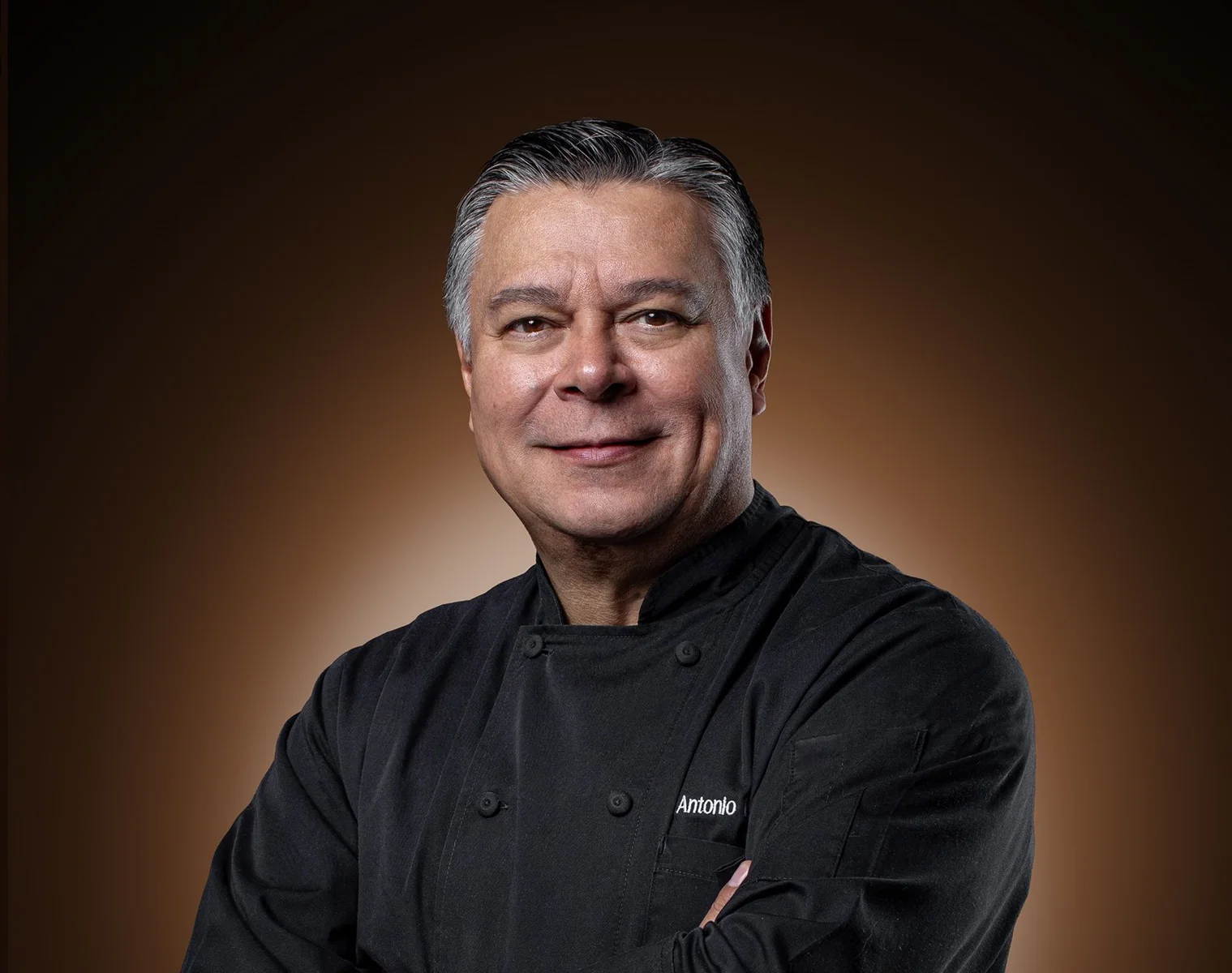Conoce al chef Toño Márquez: uno de los primeros en traer a NL platillos innovadores de mariscos con fusión de sabores, 40 años de trayectoria y diploma Cordon Bleu