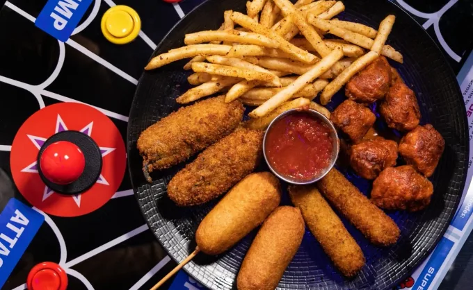 No son tan comunes, pero ya existen restaurantes con arcade incluido en NL. Comfort food y maquinitas para que jueguen los niños, adultos y fanáticos de lo retro