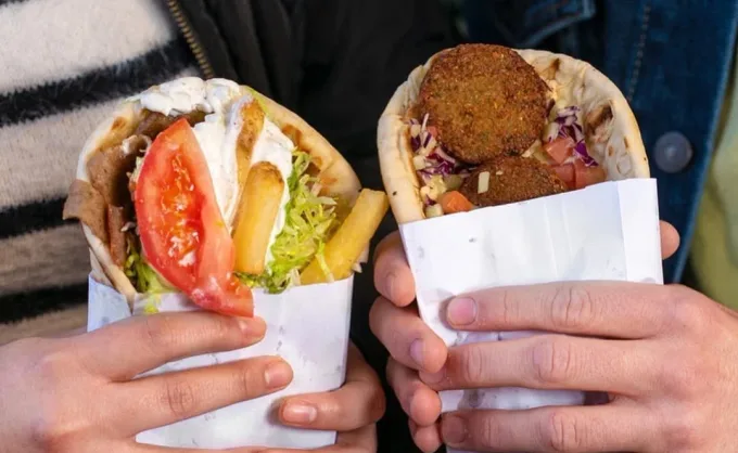 El delicioso "taco" griego que aún es escaso en los menús de NL. Aquí te compartimos 4 opciones de gyros en SPG: tzatziki con cordero, falafel, res o pollo