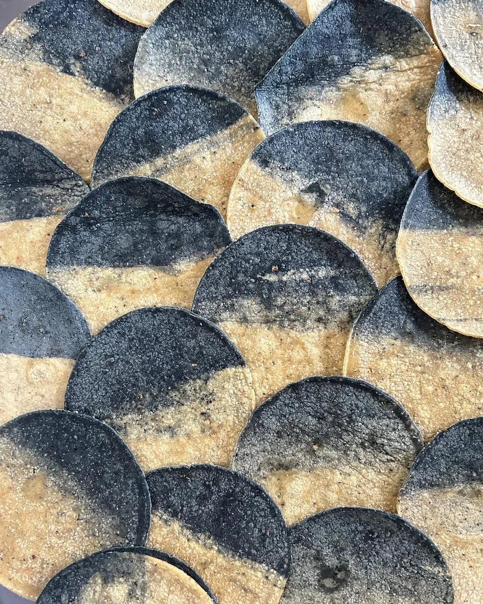 Poco a poco es más común usar maíz azul en NL: tortillas, totopos y ahora hasta en cerveza. ¿Estamos regresando a la tradición mexicana o simplemente es "gourmet"?