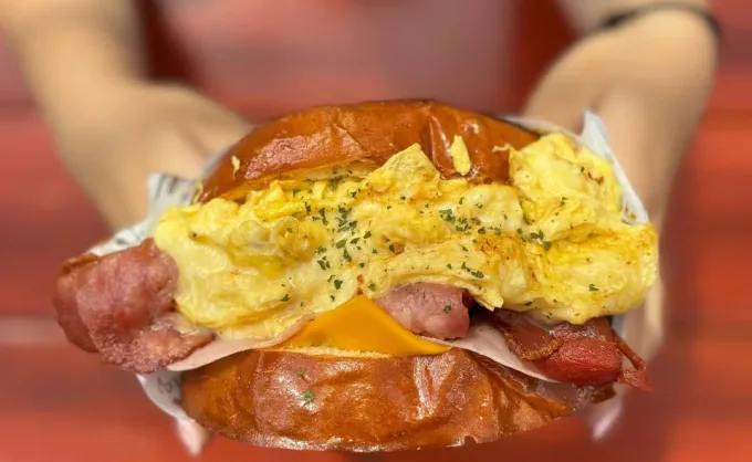 Sí existen lugares especializados en sándwiches en NL. Aquí 3 opciones en SPG y MTY con lonches gigantes rellenos de huevo, tocino, jamón y queso