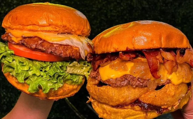 Tres smash burgers grandes, monchosas y callejeras en GPE