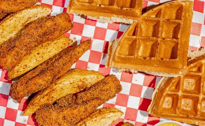 Día del waffle. Ya tienes pretexto, aquí 4 recomendaciones de nuestros lectores con crujientes waffles dulces y no tan dulces: pollo, fruta, tocino y maple