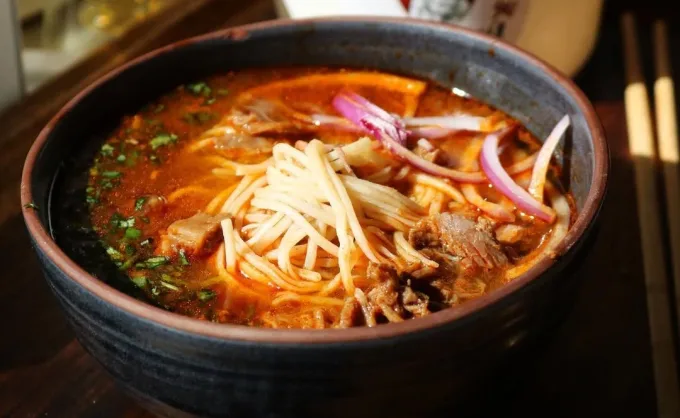 Infografía. Birriamen: el antojo que fusiona la gastronomía japonesa con la jalisciense. Aquí 7 opciones en NL para probar este caldo de res o borrego con fideos