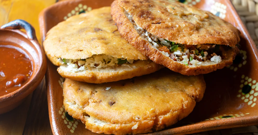 Ruta de mercados. Fundadores: 1,100+ puestos donde el rock y el skate se fusionan con  la comida casera... por menos de $100 pesos 